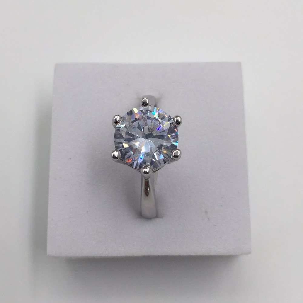 4 CARAT CUBIC ZIRCONIA 925(sterling silver) RING - Picture 1 of 5